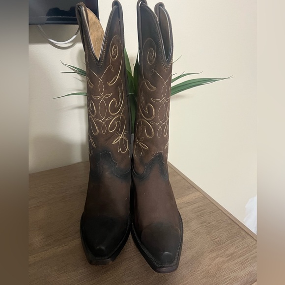 Dark Brown Cowboy 🤠 Boots 👢 with Gold Embroidery size 7 - Picture 2 of 13